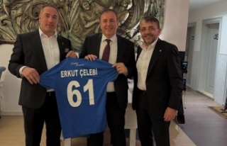 Başkan Çelebi’ye Rizespor forması takdim edildi