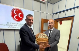 Başkan Sivrikaya’ya vakfıkebir ekmeği ikram ettiler.