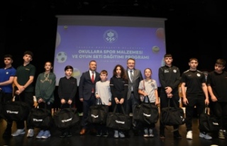 BÜYÜKŞEHİR BELEDİYESİ’NDEN OKULLARA SPOR MALZEMESİ...