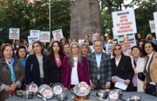 CHP’liler boş tencerelerle Atatürk alanına çıktılar.