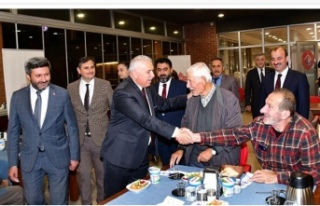 Vali Yıldırım Huzurevi Sakinleri ile Yemekte Buluştu