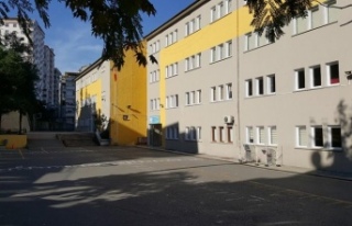 141 Öğrenci Yemekten Zehirlendi