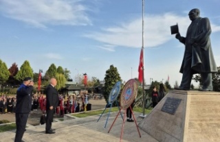 Başkan Erdem gazi Mustafa Kemal Atatürk’e Çelengi’ni...