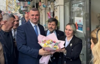 Başkan Sivrikaya Akçaabat’ta çiçeklerle karşılandı