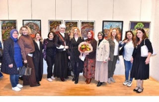 Mum kokusu sergisi büyük ilgi gördü.