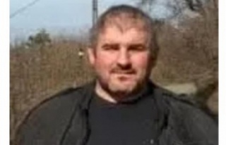 Orman işçisi tomrukların altında can verdi.