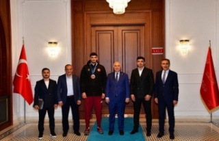 Milli boksör Kalkan vali Yıldırım’ı ziyaret...
