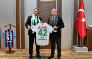 Av. Yönet İl emniyet müdürü Loğoğlu’na formasını...