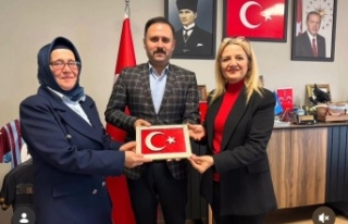 Başkan Hatipoğlu’na Türk Bayrağı Maketi Takdim...