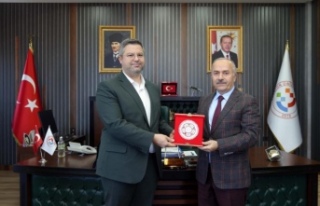 Rektör Prof.Dr Kutlu’ya Plaketini takdim etti.