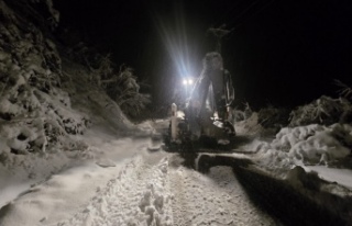 BÜYÜKŞEHİR EKİPLERİ KARLA MÜCADELEDE SAHADA