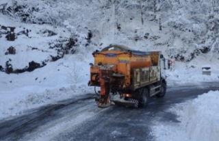 BÜYÜKŞEHİR EKİPLERİ, KAPALI MAHALLE YOLLARINI...