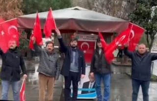Başkan Av.Yetim Türk bayraklarını dağıttı.