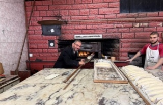 Başkan Pulat ekmeği fırına verdi.