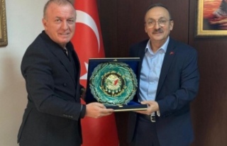 Başkan Şahin Başkan Çelenk’e plaketini takdim...