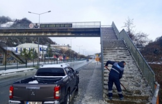 BÜYÜKŞEHİR’DEN KRİTİK NOKTALARDA KAR TEMİZLİĞİ