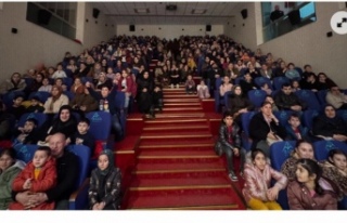 Çizmeli kedi ayakta alkışlandı.