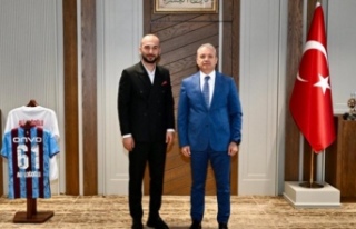 İş adamı Bayraktar il müdürü Loğoğlu’nu...