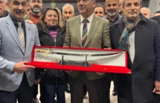 Milletvekili Aydın’ı Kılıçla Karşıladılar