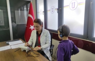 Okullarda çocuklara işitme testi yapılıyor