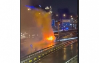 Ortahisar’da orta refüje çarpan araç yandı.