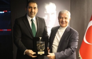 Maç öncesi dostluk yemeği