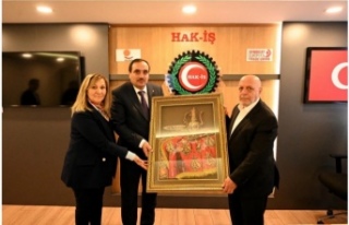 Genel Başkan Arslan’a tablo takdim ettiler.