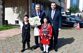 Kaymakam Vekili Vardar Vali Şahin’i çiçeklerle...