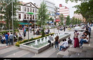 Şemdinli‘ye yapılacak spor salonuna vatandaşlar...