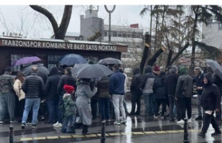 Taraftarlar yağmur altında sıraya girdiler