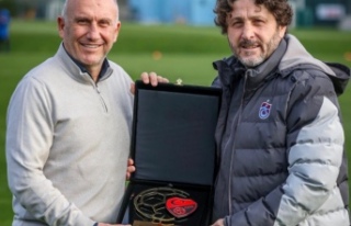 Fatih Tekke’ye TFF Sosyal Sorumluluk Ödülü