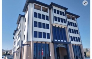 Adliyenin etrafı kapalı olunca telefonlar çekmiyor.