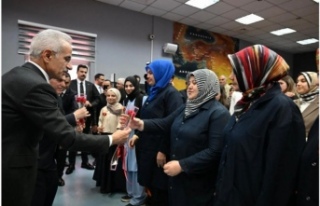 Bakan Uraloğlu kadınların çiçeklerini takdim...