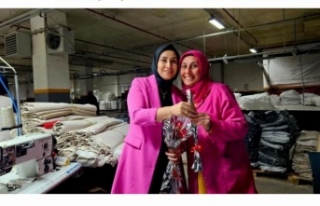 başkan cihan çiçeklerini takdim etti.