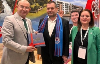 Başkan Doğan ortahisar Belediyesi standında.