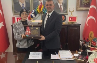 Başkan Sivrikaya Emirzeoğlu‘nu kutladı.