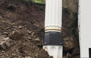 Heyelan camii tehdit ediyor.