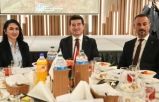 Makine mühendisi odasını iftar yemeği.