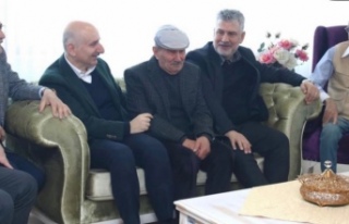 Milletvekilleri huzurevinde.