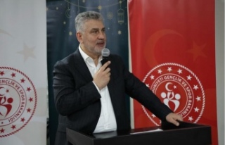 Milletvekilleri gençlerle birlikte iftar açtılar