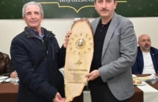 Ormancıya Mesleğini Simgeleyen Ağaç Saat Takdimi