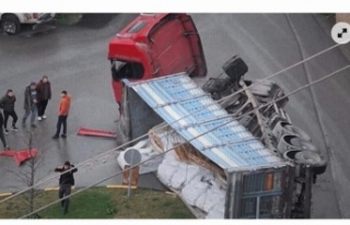 TIR’ın Dorsesi devrildi.