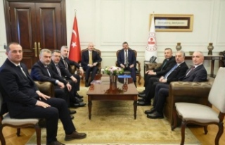 Trabzon heyetinden Bakan çiftçiyi ziyaret.