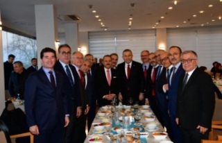 VAli Şahin belediye Başkanları ile iftar sofrasında...