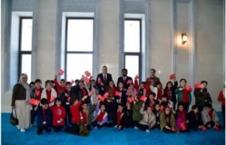 Vali Şahin çocuklarla Hanife hatun Camii’nde buluştu.