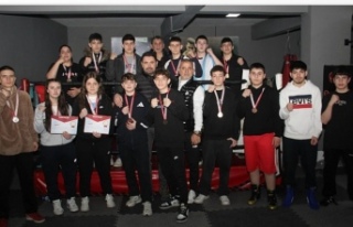 Yıldız Boks Takımı Zirveye Koşuyor