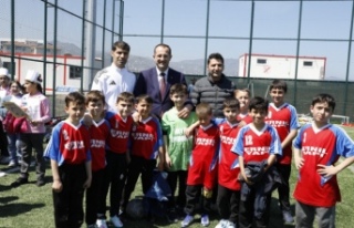 23 NİSAN FUTBOL ŞENLİĞİ’NDE BAŞKAN EKİM ÇOCUKLARIN...