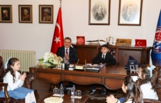BAŞKAN GENÇ, KOLTUĞUNU MİNİK HAMZA’YA DEVRETTİ