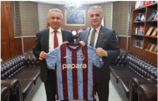 Başkan Bıyık formasını takdim etti.