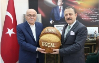 Başkan koçal Vakfıkebir ekmeğini takdim etti.